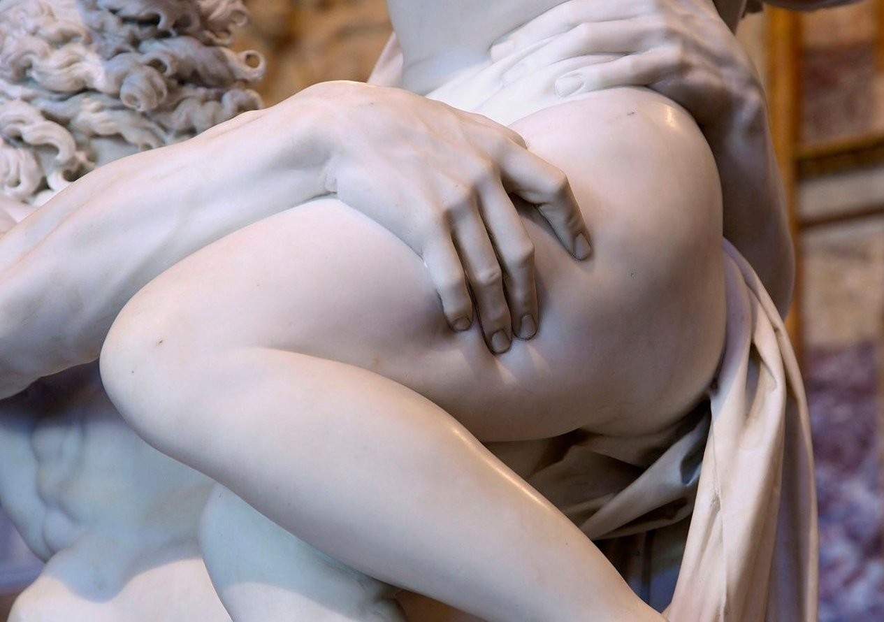 Erotic women sculptures by valentino