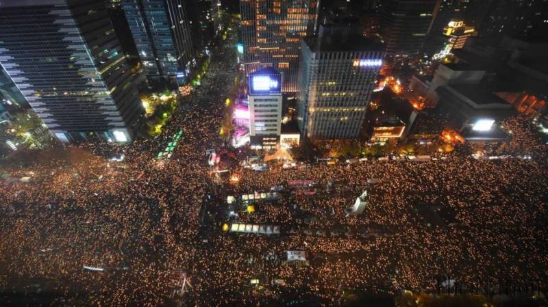 S+korea+massive+protest+big+over+a+million+people+have+rallied_e88027_6101366.jpg