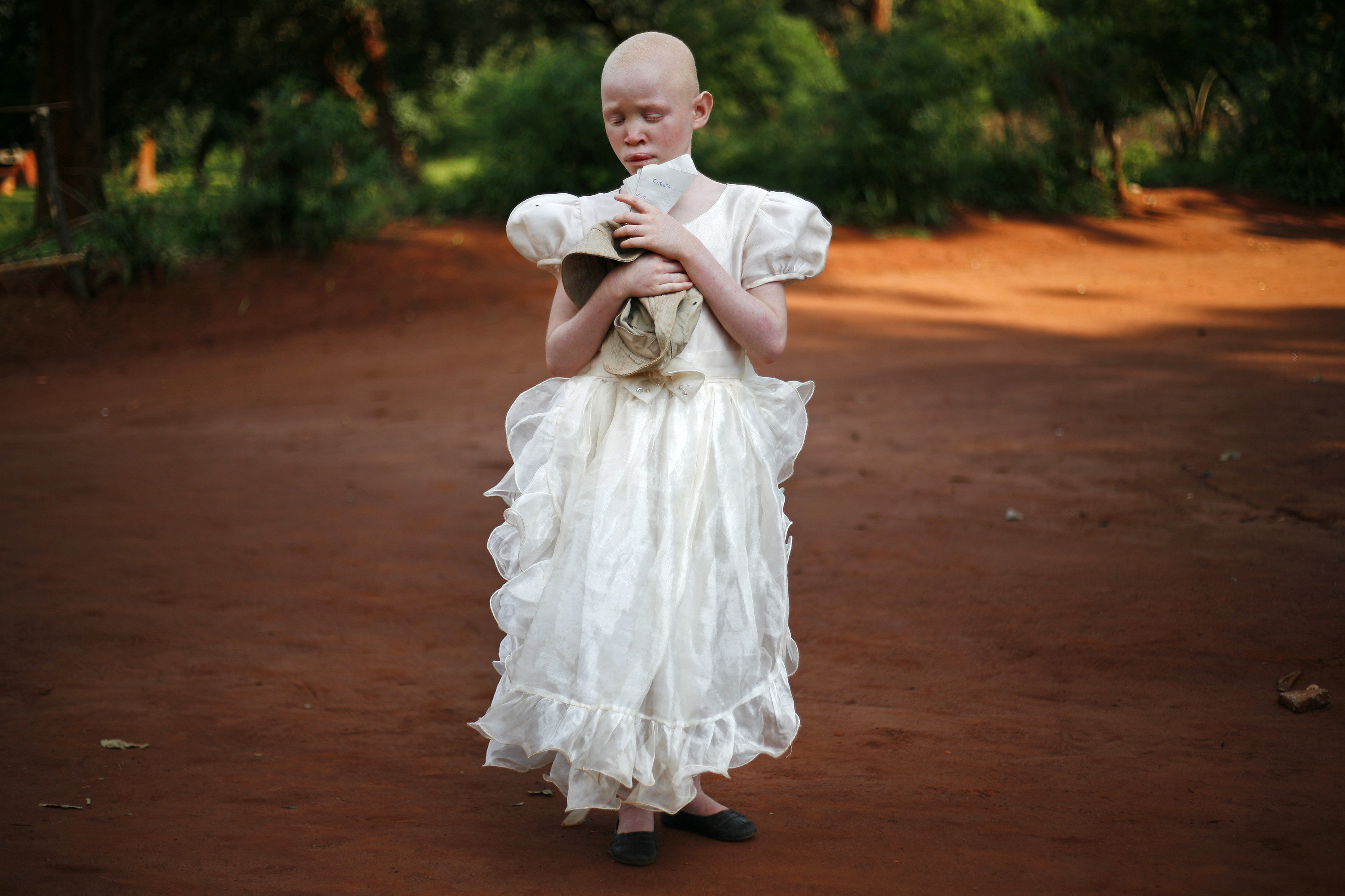 Мальчик в свадебном платье. Маленькая девочка в свадебном платье. Мальчики в платьях девочек. Мальчик в белом платье.