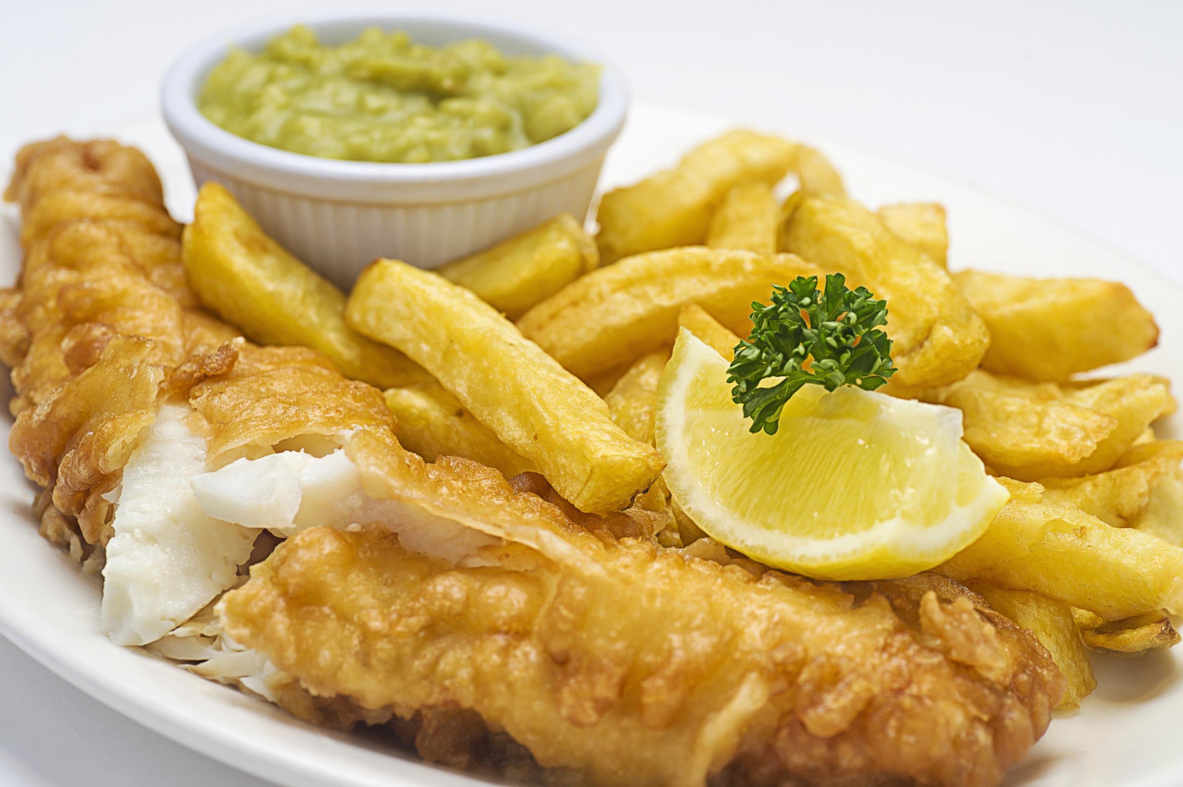 Рыба в британии. Fish and Chips. Фиш энд чипс Британия. Английское блюдо Фиш энд чипс. Треска Фиш энд чипс.